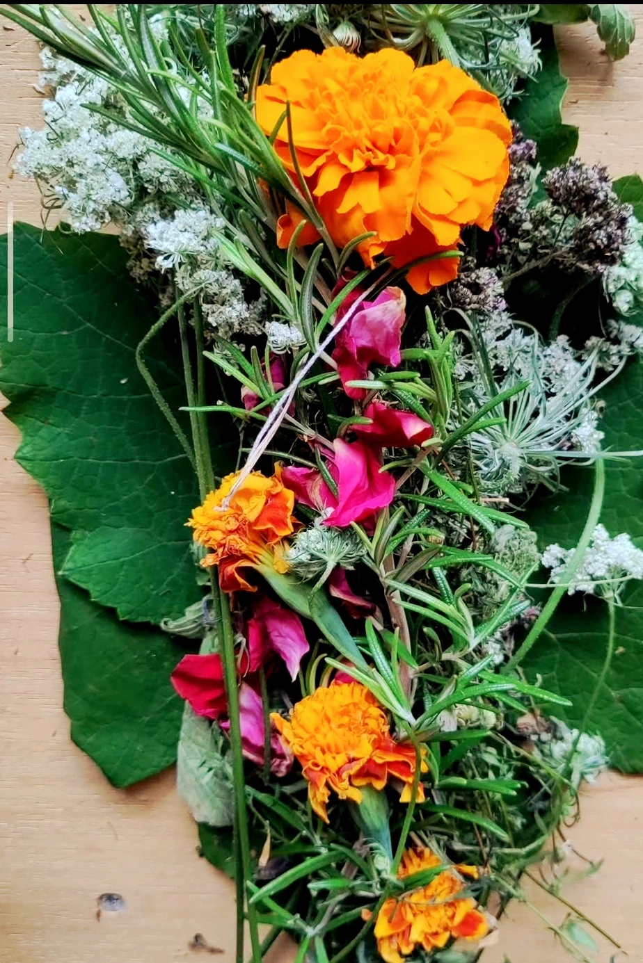 Originaler selbst gebundener Räucherbüschel mit Ringelblumen, Rosen und Kräutern
