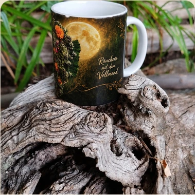 natureRetold Tasse Räuchern mit dem Vollmond auf einem natürlichen Holzfundstück
